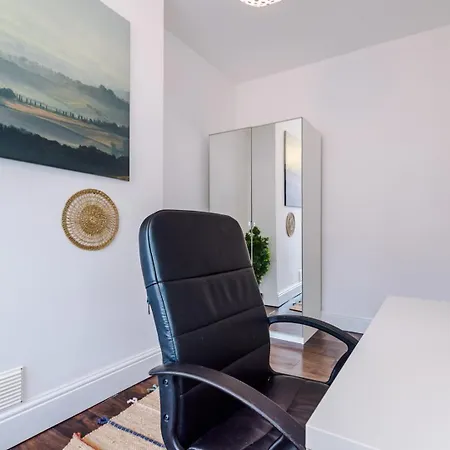 Spacious Centre Retreat In Centre