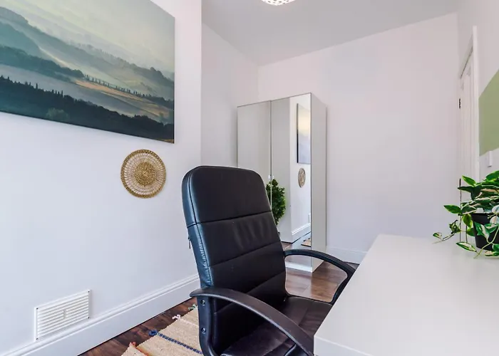 Spacious Centre Retreat In Centre