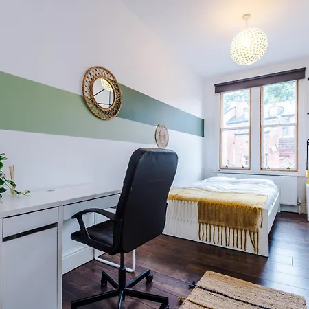 Spacious Centre Retreat In Centre