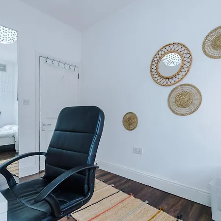 Spacious Centre Retreat In Centre Apartment